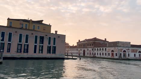 Mit-Dem-Vaporetto-Schiff-Fahren-Und-Bei-Sonnenaufgang-In-Die-Außenbezirke-Von-Venedig,-Italien,-Abbiegen