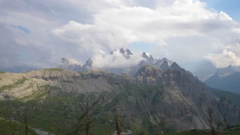 Vista-De-Las-Cimas-De-Las-Montañas-De-Los-Dolomitas-En-Italia,-Con-Hierba-Tranquila-Ondeando-En-El-Viento