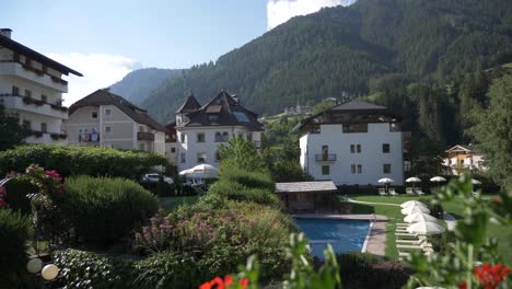 Schöne-Italienische-Dorfsommerhäuser-In-Den-Französischen-Alpen,-Südtirol