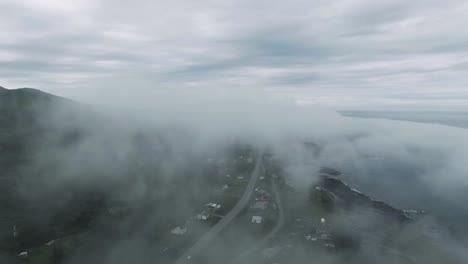 Chic-choc-berge-Und-Die-Dorflandschaft,-Umgeben-Von-Wolken-Auf-Der-Gaspe-halbinsel,-Quebec,-Kanada,-Während-Des-Nebligen-Morgens