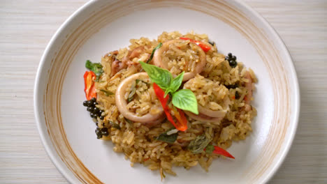 Hausgemachter-Gebratener-Reis-Mit-Basilikum-Und-Würzigen-Kräutern-Mit-Tintenfisch-Oder-Oktopus---Asiatische-Küche