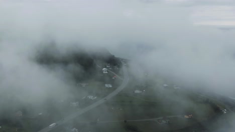 Vista-Aérea-De-Las-Montañas-Chic-choc-A-Través-De-Las-Nubes-En-Quebec,-Canadá