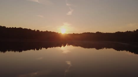 Person-Ruderboot-Auf-Dem-Ruhigen-See-Während-Eines-Goldenen-Sonnenuntergangs-In-Rogowko,-Polen