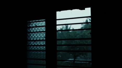 Teilweise-Offenes-Fenster-Mit-Blick-Auf-Regentag