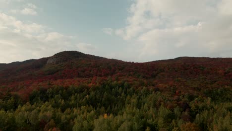 Schöner-Herbstlicher-Bergwald-Der-östlichen-Townships-In-Quebec,-Kanada---Luftaufnahme