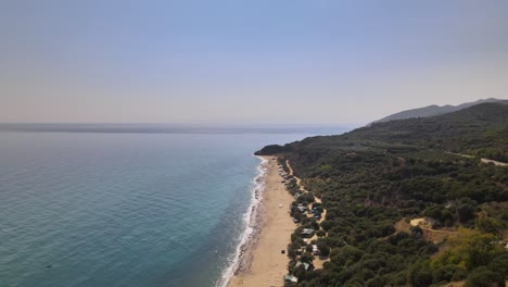 Drohnenclip,-Der-Sich-über-Antike-Turmruinen-Und-Einen-Blauen-Strand-In-Kavala,-Griechenland,-Bewegt
