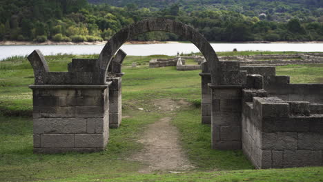 Wide-shot-of-arche-of-the-entrance-of-Aquis-Querquennis,-an-Arqueologic-complex-former-Roman-military-camp-in-Bande,-Ourense,-Spain