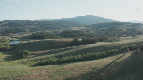 Panorama-Aéreo-Del-Pintoresco-Paisaje-De-Columbia-Británica-Con-Pastizales,-Montañas