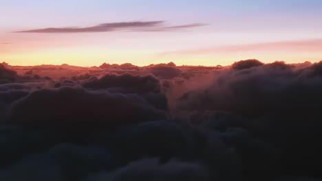 Vorbei-An-Den-Wolken-Während-Der-Goldenen-Stunde