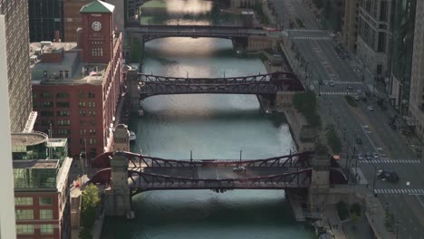 Teleaufnahme-Von-Brücken-über-Den-Chicago-River,-Morgenlicht