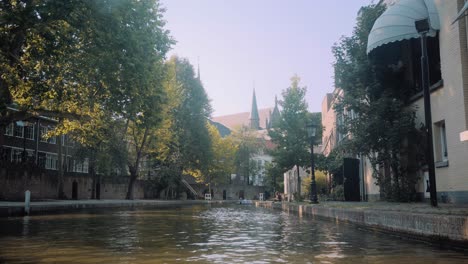 Vista-Del-Barco-Desde-El-Canal-Oudegracht-En-La-Ciudad-De-Oudegracht-En-Utrecht
