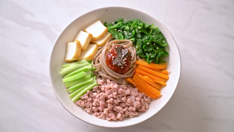 Koreanische-Würzige-Kalte-Nudeln---Bibim-Makguksu-Oder-Bibim-Guksu---Koreanischer-Essensstil