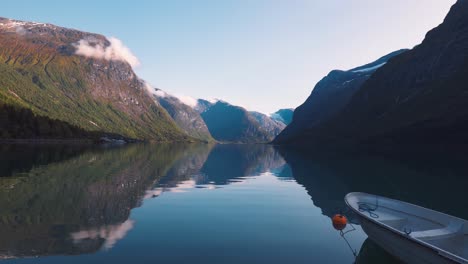 Erstaunliche-Ruhige-Aussicht-Auf-Einen-Ruhigen-See,-Umgeben-Von-Bergen-In-Norwegen-Lovatnet
