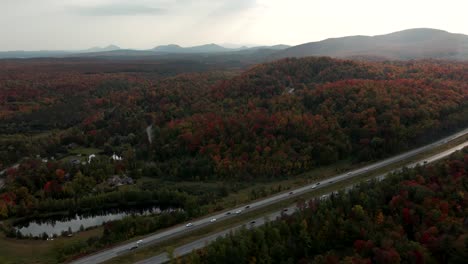 Atemberaubende-Herbstlandschaft-Auf-Den-Hügeln-Entlang-Der-Autobahn-Mit-Autos,-Die-Während-Des-Nebligen-Morgens-In-Den-östlichen-Townships,-Quebec,-Kanada,-Unterwegs-Sind