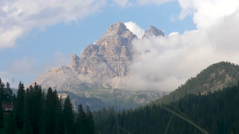 4K-Zeitraffer-Von-Wolken,-Die-Sich-Von-Einem-Berggipfel,-Dolomiten,-Italien,-Bewegen