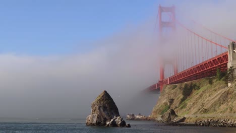 Fog-Rolling-Through-Golden-Gate-Bridge-During-a-Calm-Summer-Morning-in-California