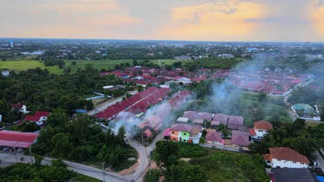 Eine-Luftaufnahme-Eines-Brennenden-Lagerfeuers-In-Einem-Ländlichen-Dorf-In-Thailand