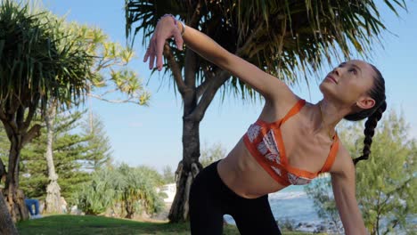 Niña-Practicando-Yoga-Bajo-Los-árboles-Pandanus-En-La-Playa---Burleigh-Hill,-Queensland,-Australia