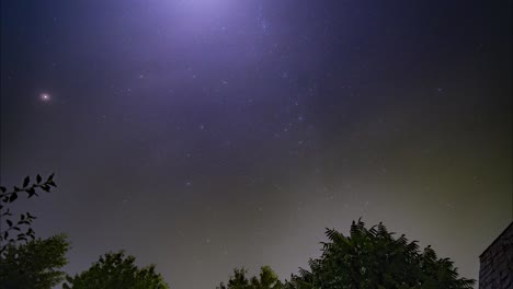 Spektakuläre-Nachtsterne-Der-Milchstraße-Im-Zeitraffer-Von-Nacht-Zu-Tag,-Silhouetten-Von-Bäumen