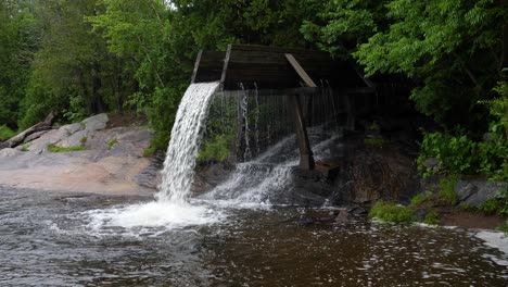 Crooked-Slide-Park-Wasserfall,-Combermere-Ontario---60-Fps-Zeitlupe-Weitwinkel-Stillgelegte-Holzrutsche