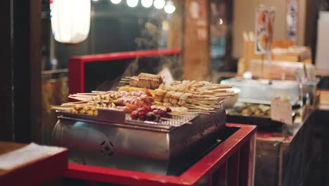 Rauch-Von-Kushiyaki-Spießen,-Die-Auf-Dem-Kuroshio-Ichiba-Fischmarkt-In-Wakayama,-Japan,-Gegrillt-Werden