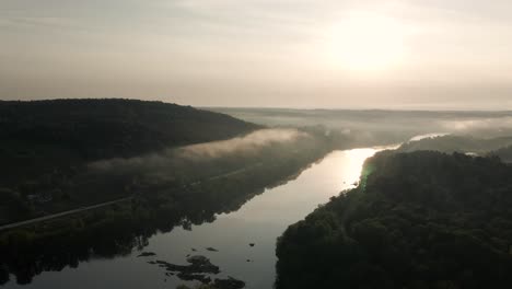 Misty-River-Und-Landschaft-Von-Windsor,-Quebec,-Kanada-An-Einem-Kalten-Morgen---Antenne