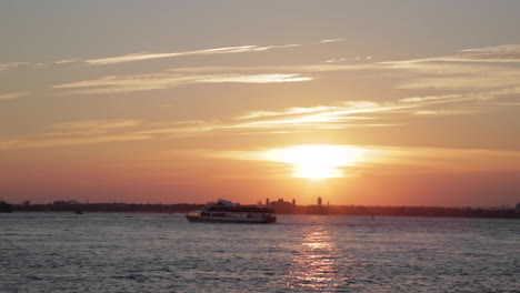 Boote-Bewegen-Sich-Bei-Einem-Goldenen-Sonnenuntergang-über-Das-Wasser,-Zeitlupe