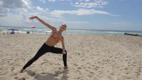 Yoga-Am-Strand-Von-Burleigh-Heads---Yogi-Macht-Einen-Erweiterten-Seitenwinkel,-Um-Die-Kriegerpose-Am-Sandstrand-Umzukehren---Gold-Coast,-Qld,-Australien