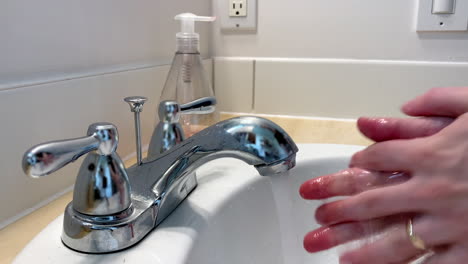 Händewaschen-Mit-Wasser-Und-Seife