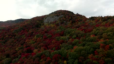 Rote-Und-Grüne-Herbstgebirgslandschaft-Der-östlichen-Townships-In-Kanada---Antenne
