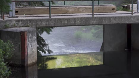 Wasser-Fließt-über-Die-Damminfrastruktur-In-Stromschnellen-In-Einer-Wunderschönen-Naturlandschaft