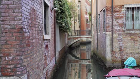 Lonely-canal-in-Venice,-Italy