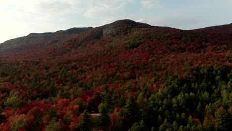 Schöne-Herbstliche-Berglandschaft-Der-östlichen-Townships-Kanadas---Antenne