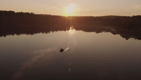 Person-Paddelboot-über-Den-Ruhigen-See-Bei-Einem-Sonnenuntergang-In-Polen