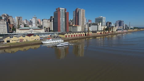 Kleine-Boote-Im-Hafen-Von-Porto-Alegre