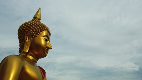 Buddha-Statue-Auf-Der-Linken-Seite-Des-Rahmens