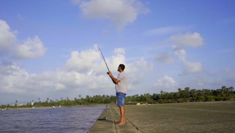 Niño-Pescando-En-La-Playa-A-Cámara-Lenta-Con-Una-Caña-De-Pescar