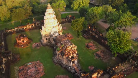 Drohnenaufnahmen-Von-Ruinen-Eines-Alten-Asiatischen-Tempels-In-Thailand-Bei-Sonnenaufgang
