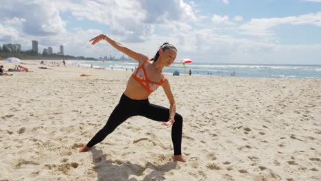 Sportliches-Mädchen,-Das-Yoga-Am-Strand-Macht---Verlängerter-Seitenwinkel,-Um-Die-Kriegerpose-Umzukehren---Krieger-Ii---Goldküste,-Qld,-Australien