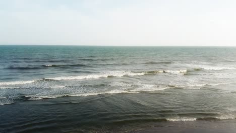 Hübsche-Grüne-Wellen,-Die-Auf-Myrtle-Beach-Hereinbrechen