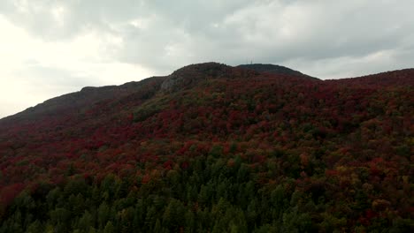 Berglandschaft-Am-Lac-Bromont-Im-Herbst-In-Bromont,-östliche-Townships,-Quebec,-Kanada