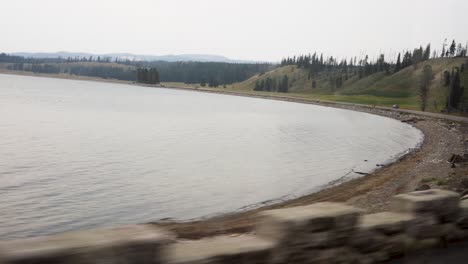 Conduciendo-Por-El-Lago-En-El-Parque-Nacional-De-Yellowstone