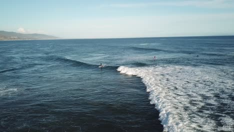 Olas-En-La-Playa-De-Malibu-Con-Surfistas