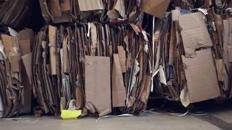 Sich-Bewegender-Clip-Eines-Altpapiers,-Das-Im-Lager-Auf-Das-Recycling-Wartet