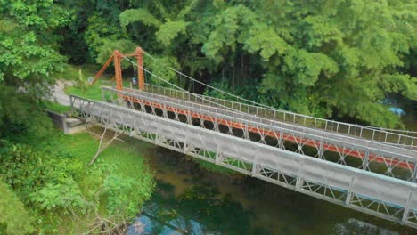 Blanchisseuse-Spring-Bridge-In-Trinidad-über-Den-Fluss-Mit-Einer-Drohne