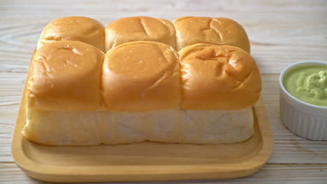 Bread-with-Thai-Pandan-Custard-on-plate