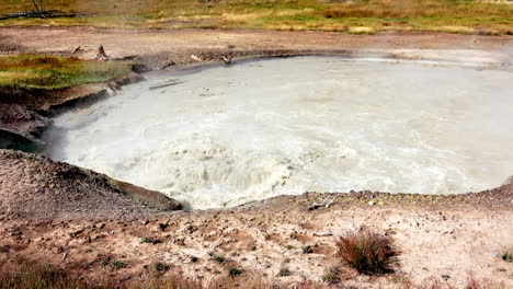 La-Toma-Larga-Se-Acerca-Al-Primer-Plano-Del-Agua-Hirviendo-En-Las-Aguas-Termales-Del-Parque-Nacional-De-Yellowstone
