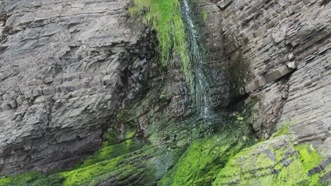 Kleiner-Wasserfall-Am-Neuen-Kai-In-Wales