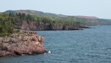 Lake-Superior-Cliffs-On-A-Blue-Sunny-Morning