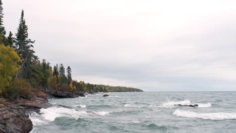 Waves-And-Splashing-Water-On-Rocky-Lake-Superior-Shoreline